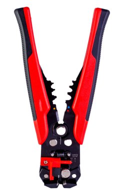 Beyaz arkaplandaki kabloları sökmek için güç aracı