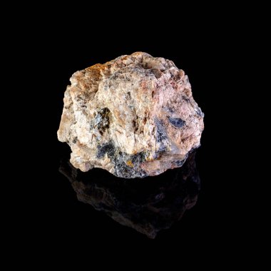 Siyah arkaplandaki mineral taşı.