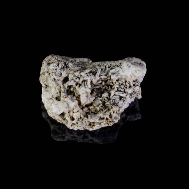 Siyah arkaplandaki mineral taşı.