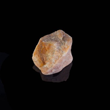 Siyah arkaplanda güzel bir mineral taşı