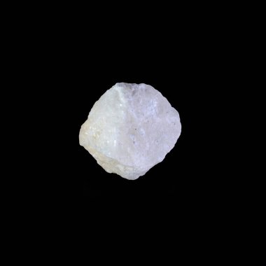 Siyah arkaplanda güzel bir mineral taşı