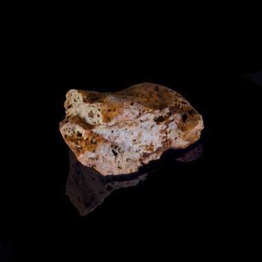 Siyah arkaplanda güzel bir mineral taşı