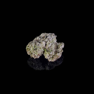 Siyah arkaplanda güzel bir mineral taşı