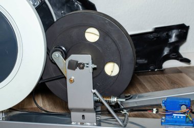 Parçalanmış çalışan bir makine ya da yörünge yolu.