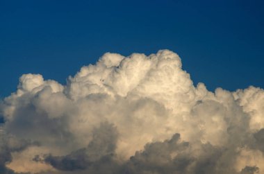 Kümülüs bulutları Almanya 'da mavi gökyüzüne karşı