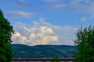 Almanya 'da bir ev ve gökyüzü manzarası