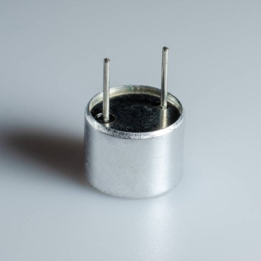 Elektronik bir cihazın ultrasonik sensörü.