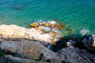 Yazın İspanya 'da deniz taşlarla dolu.