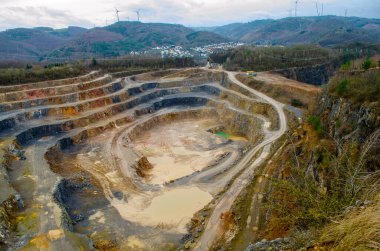 Almanya 'da madencilik ocağı ormanların arasında