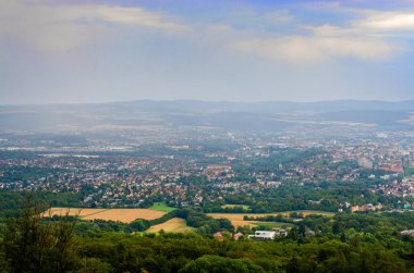 Almanya 'nın Kassel şehri dağdan görünüyor.