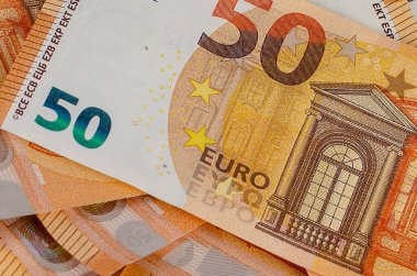 50 Euro 'luk banknotlara yakın plan: Avrupa Para ve Zenginlik Sembolü