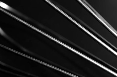 Siyah arkaplandaki metal kabloların soyut makro görüntüsü