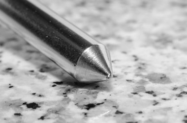 Granit Yüzeyde Parlatılmış Çelik İğne: Macro Endüstriyel Detay