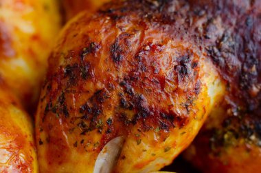 Kızarmış Tavuğun Yakın Çekimi: Sulu Izgara Mükemmellik