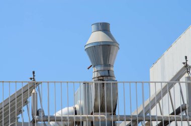 Damdaki Endüstriyel Metal Havalandırma Borusu