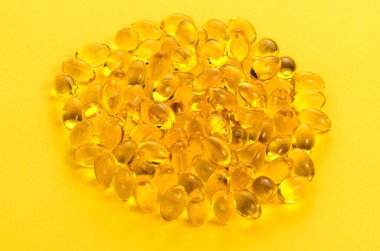 Sarı Arkaplanda D vitamini Softgel Kapsülleri