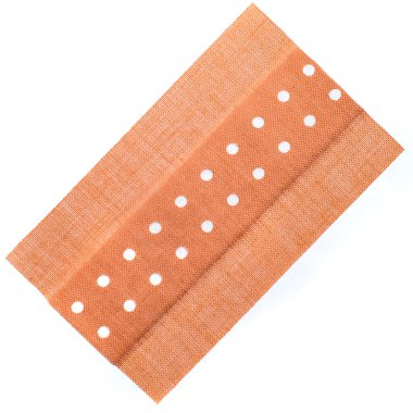 Beyaz arka plan üzerinde izole yapışkanlı bandaj