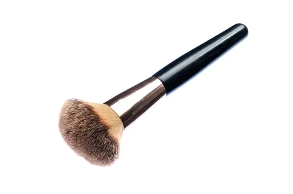 Makyaj fırçası beyaz arkaplanda izole edildi
