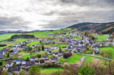 Manzaralı yeşil tepelerde geleneksel Alman köyü