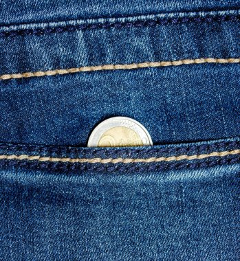 2 Euro 'luk kot pantolon cebi. Yakın çekim.