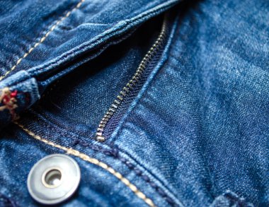 Mavi kot pantolonlu fermuarlı fermuarlı fermuarlı fermuarlı fermuarlı fermuarlı fermuarlı fermuarlı fermuarlı, moda veya tekstil konsepti için günlük kıyafet ayrıntıları