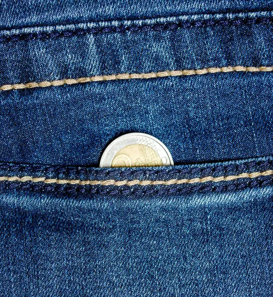 2 Euro 'luk kot pantolon cebi. Yakın çekim.