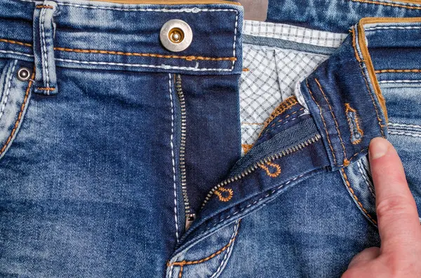 Mavi kot pantolonun fermuarsız fermuarlı fermuarı, fermuarı ve iç kumaş astarını gösteren fermuarı, moda, giyim veya giyinme konsepti için yakın çekim