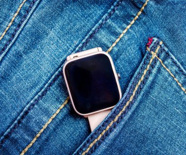 Modern Yaşam Tarzı ve Teknoloji Konsepti İçin Mavi Denim Kot Cebinde Dinlenen Boş Ekran Ekranlı Akıllı Cıvata