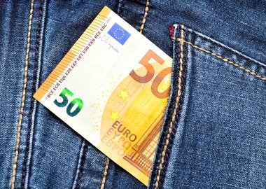 Maliye, tasarruf ve Avrupa ekonomisi konsepti için kot pantolonun ön cebinde 50 avro.
