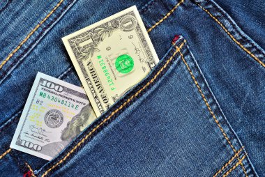 Finans ve yaşam tarzı konsepti için 100 dolarlık kot pantolon arka cebi.