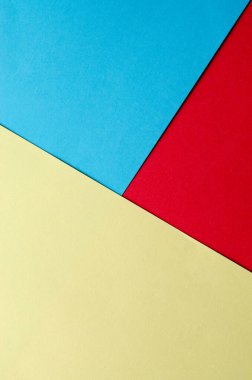 Tasarım, afiş, poster veya sunum için kırmızı, sarı ve mavi kağıt şekilli renkli geometrik soyut arkaplan