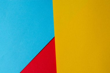 Tasarım, afiş, poster veya sunum için kırmızı, sarı ve mavi kağıt şekilli renkli geometrik soyut arkaplan