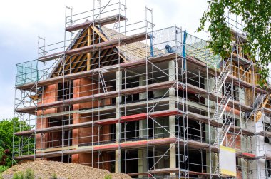 İnşaat iskelesi inşaat halindeki bir evin çevresini sarar..