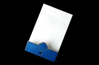 Siyah arkaplanda boş kağıt etiketli kıyafet etiketi