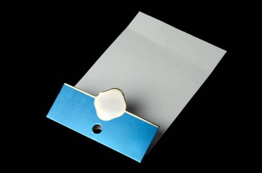 Siyah arkaplanda boş kağıt etiketli kıyafet etiketi