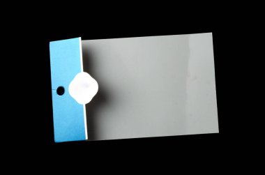 Siyah arkaplanda boş kağıt etiketli kıyafet etiketi