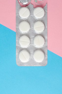 Pembe ve mavi arka planda beyaz tabletli gümüş su toplayıcıları