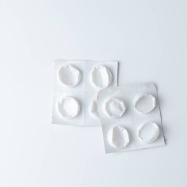 Tablet veya kapsüller için boş gümüş kabarcık paketi, beyaz arkaplanda izole