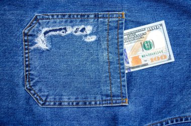 100 dolarlık kot pantolon cebi, yakın plan.