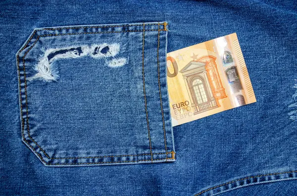 Mavi kot ceketin cebinde 50 Euro.