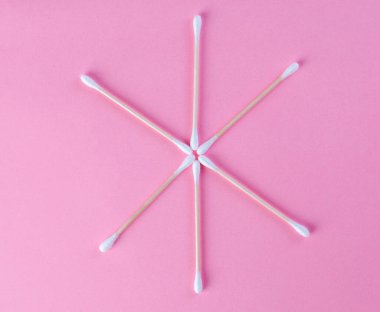 Pembe arka planda pamuk bezi, yaratıcı kış fikri.