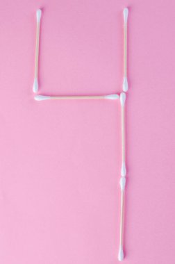 Tasarım veya zaman kavramı için pembe arkaplan üzerinde yaratıcı pamuk çubuk numaraları