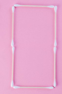 Tasarım veya zaman kavramı için pembe arkaplan üzerinde yaratıcı pamuk çubuk numaraları