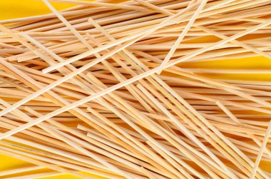 Tahta Sopalar Sarı Arkaplanda Doğal Doku