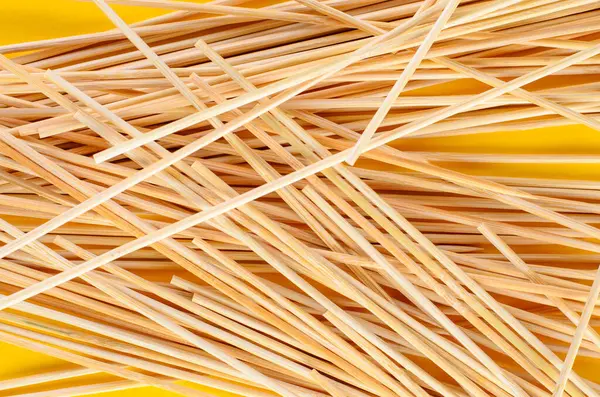 Tahta Sopalar Sarı Arkaplanda Doğal Doku