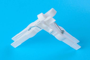 Optimum işlevsellik ve kullanıcı kolaylığı için mavi zemin üzerinde yenilikçi plastik mandal tasarımı