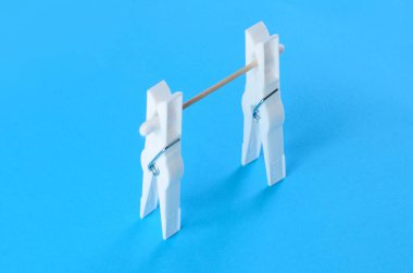 Mandalların yaratıcı kullanımı ve parlak mavi arka plan üzerine bir DIY projesi için ahşap bir sopa