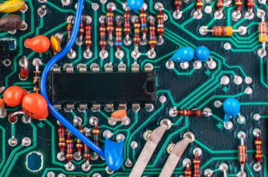 Eski PCB üzerindeki Renkli Bileşenler