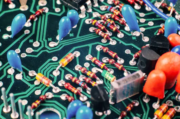 Renkli Bileşenlerle Yeşil PCB