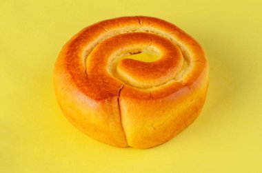 Parlak sarı arkaplan görünümlü hamur işi çörekler